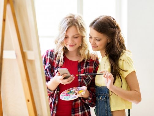 artists-with-smartphone-at-art-studio-or-school-PXJXH3V(1)