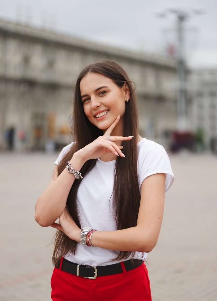 portrait-of-beautiful-brunette-with-long-hair-2QGFDSE
