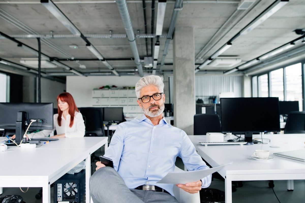 two-business-people-in-the-office-working-PSUQY8T