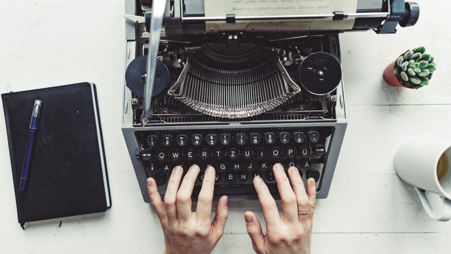 writer-typing-with-retro-writing-machine-P8TG9RE
