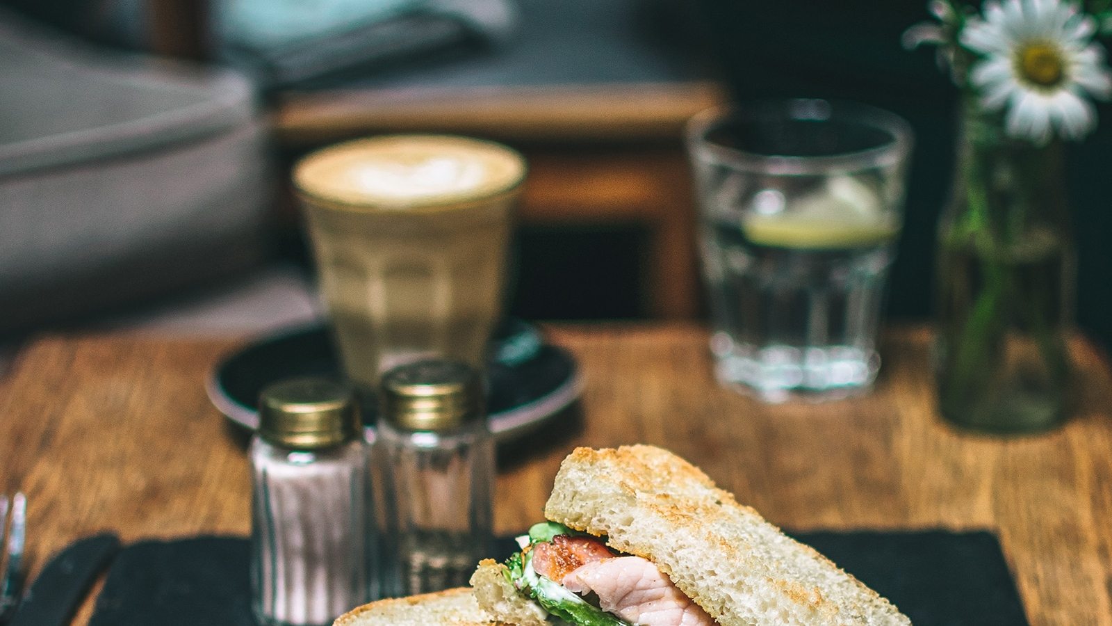 calum-lewis-387585-unsplash