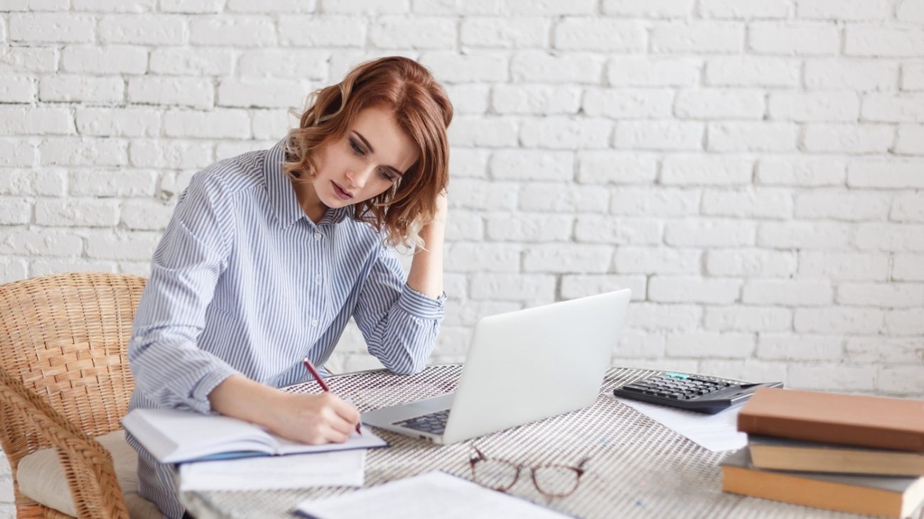 woman-freelancer-female-hands-with-pen-writing-on-P369BAX(1)