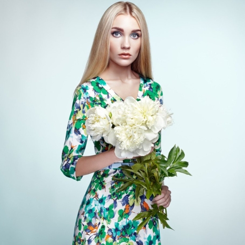 fashion-portrait-of-elegant-woman-with-summer-PZLXJU8