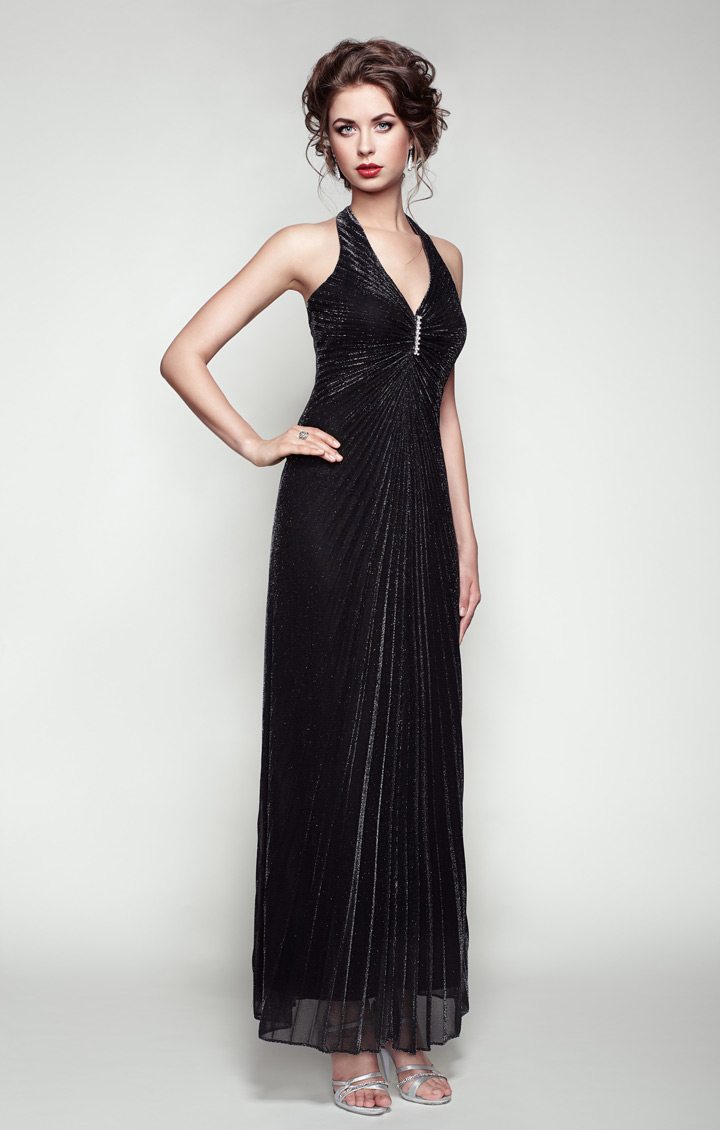 fashion-portrait-of-beautiful-woman-in-elegant-PAXCV62