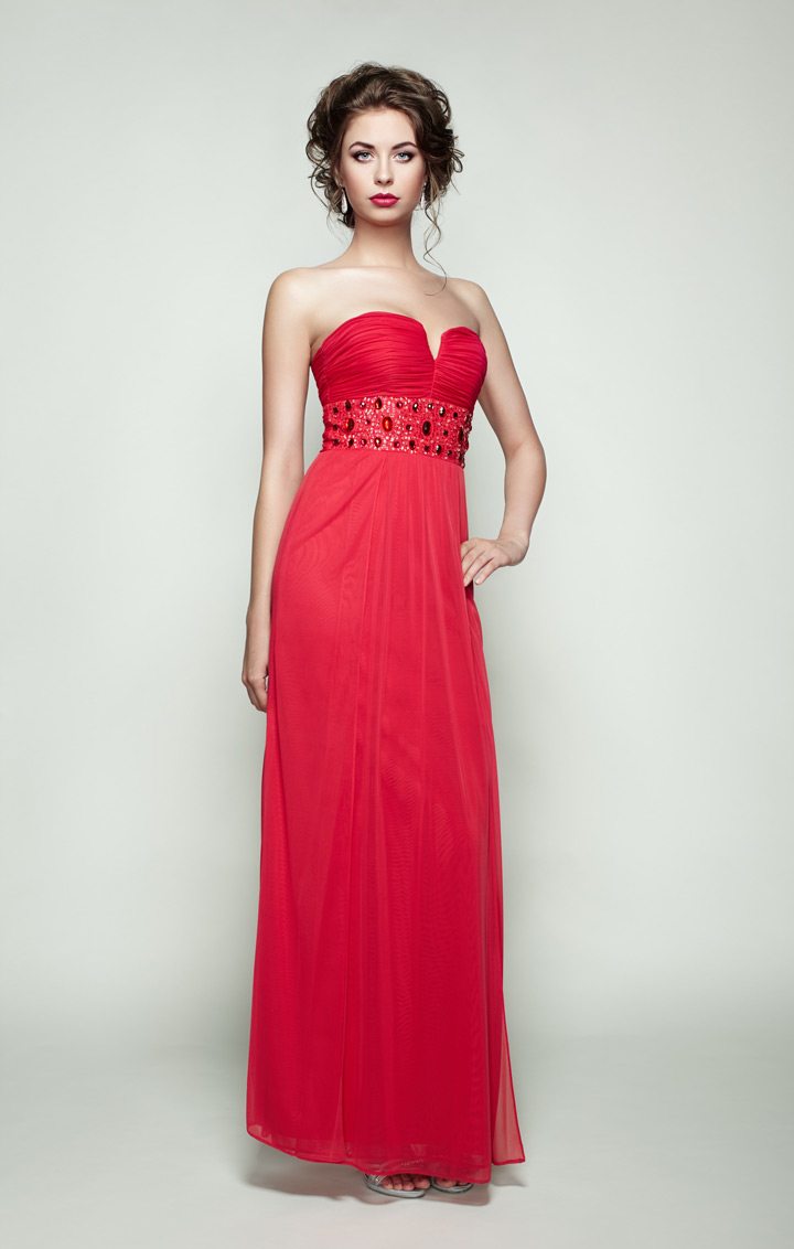 fashion-portrait-of-beautiful-woman-in-elegant-PNDCUAM