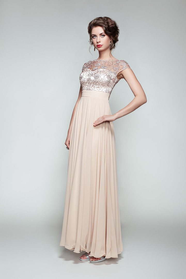 fashion-portrait-of-beautiful-woman-in-elegant-PQBJYC5
