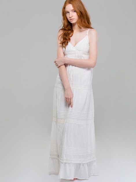 full-length-portrait-of-a-beautiful-woman-in-PEJGNLL