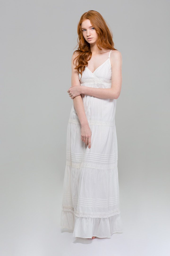 full-length-portrait-of-a-beautiful-woman-in-PEJGNLL