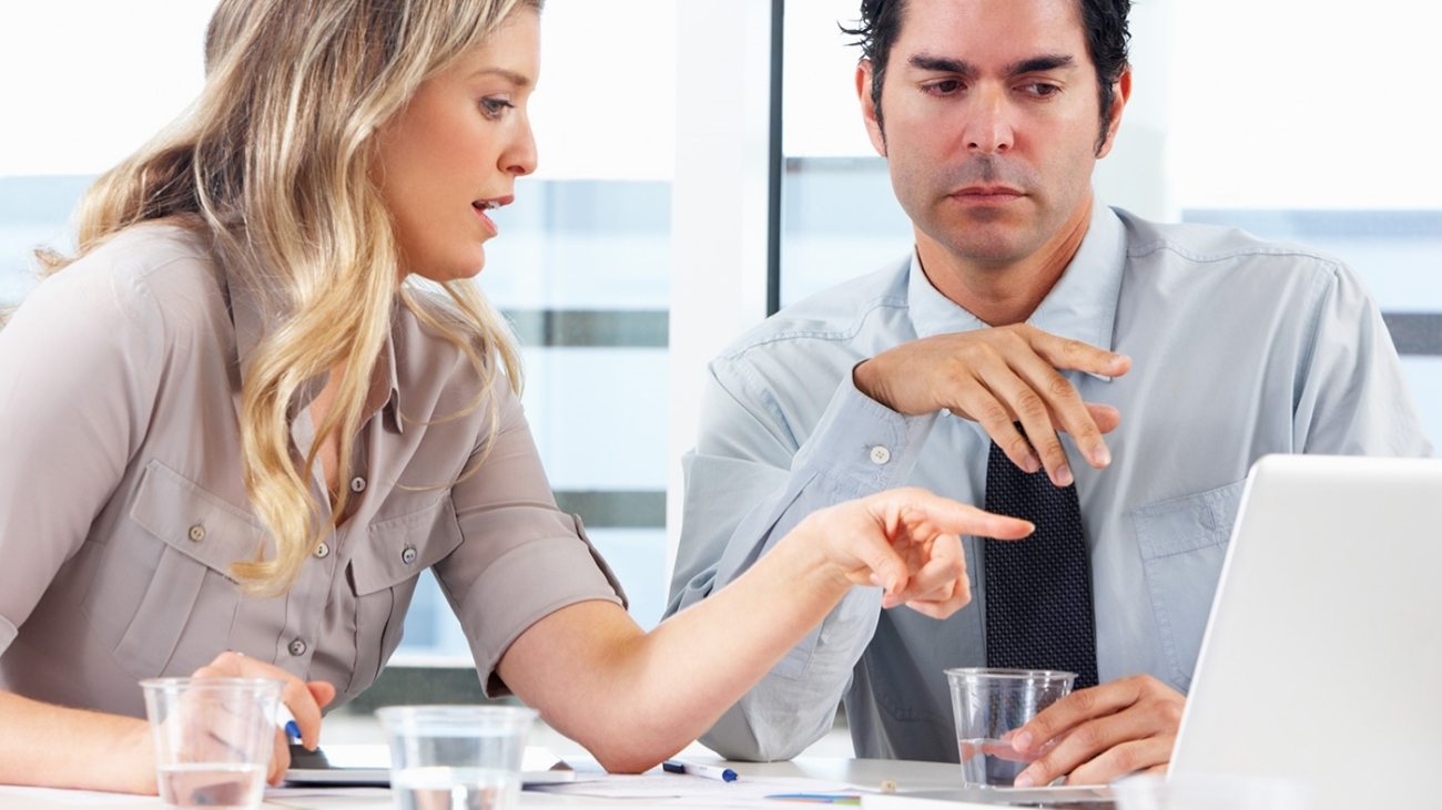 businessman-and-businesswoman-meeting-in-office-PZZXTMB