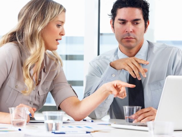 businessman-and-businesswoman-meeting-in-office-PZZXTMB