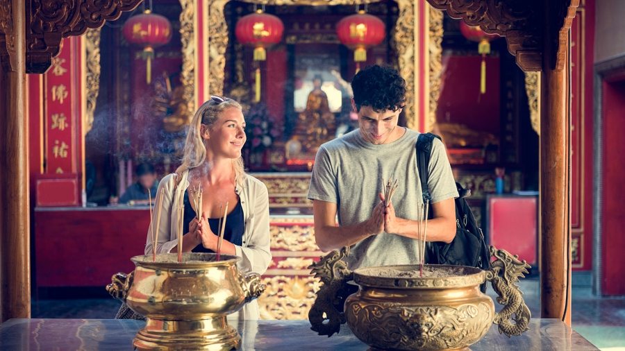 couple-ceremony-respect-praying-temple-concept-PXW7YWH