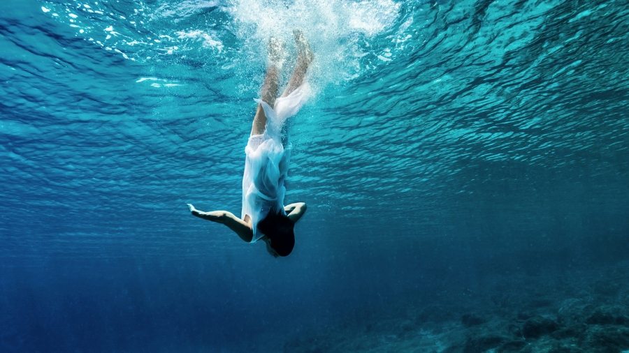 dancing-underwater-PWT6K2M2