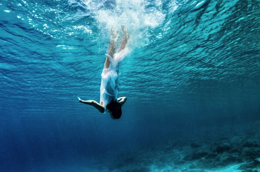 dancing-underwater-PWT6K2M2