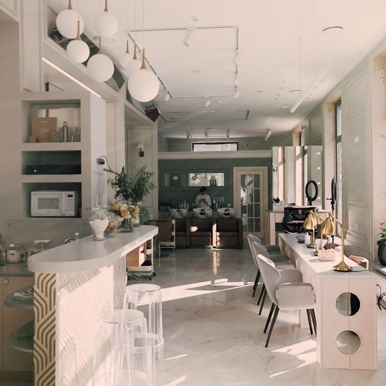 apartment-beauty-salon-ceiling-1029803