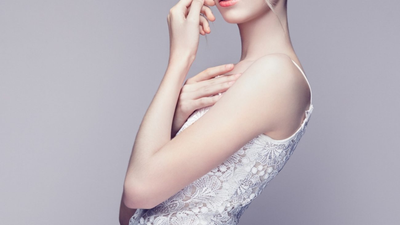 fashion-portrait-of-beautiful-young-woman-with-PWDB8UR