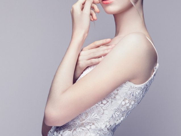 fashion-portrait-of-beautiful-young-woman-with-PWDB8UR