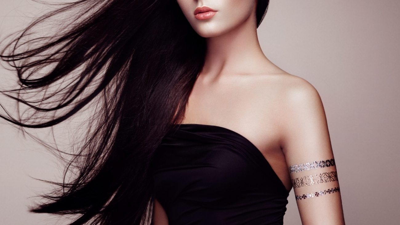 fashion-portrait-of-elegant-woman-with-PRWMEEU