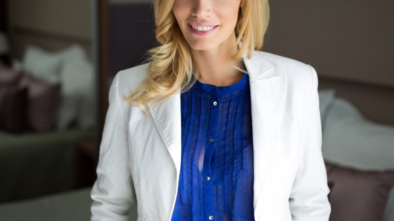portrait-of-attractive-businesswoman-in-hotel-M2LSR4J