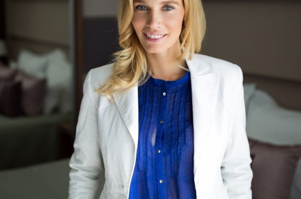 portrait-of-attractive-businesswoman-in-hotel-M2LSR4J