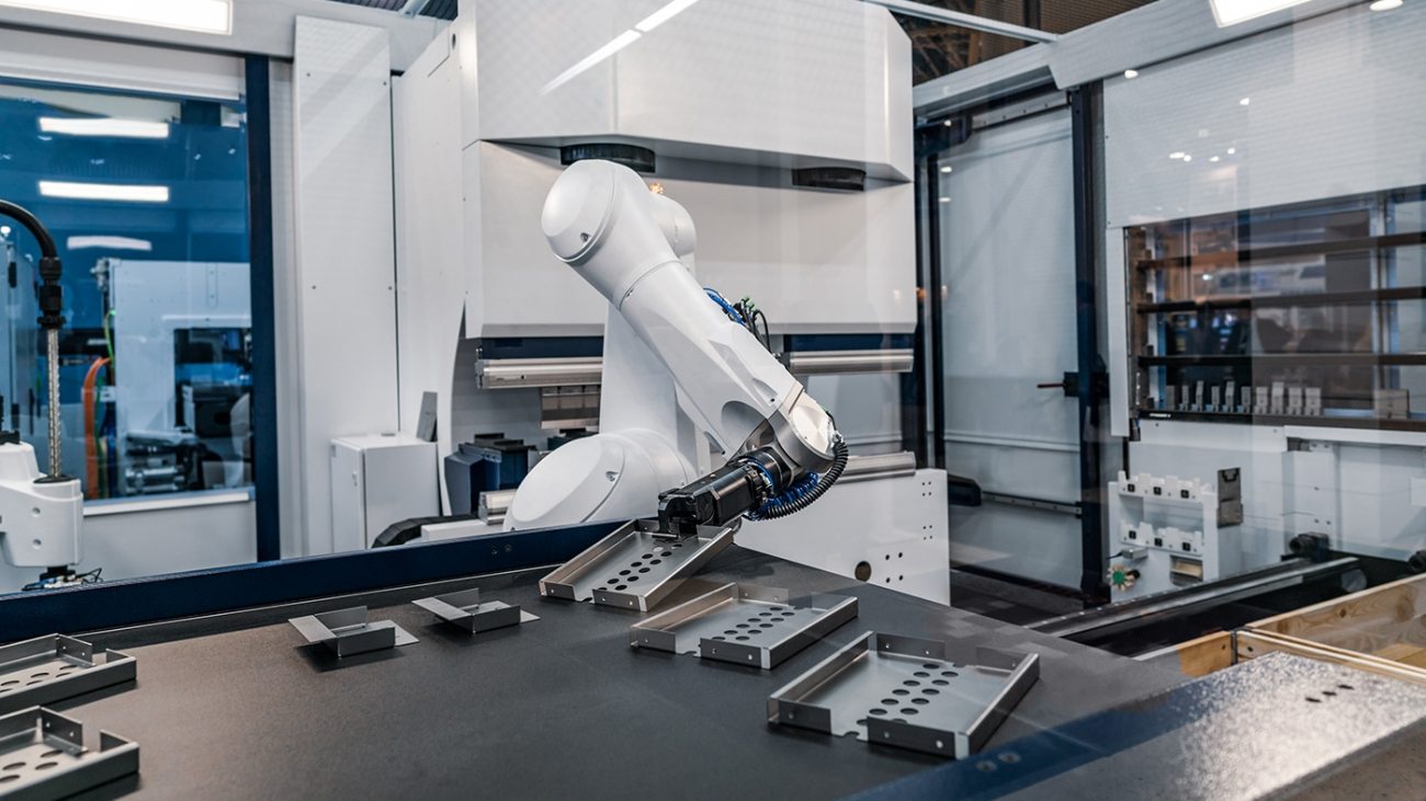 robotic-arm-modern-industrial-technology-DUCYZJ7