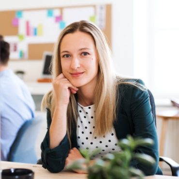 a-portrait-of-young-businesswoman-sitting-in-a-3SY89AP