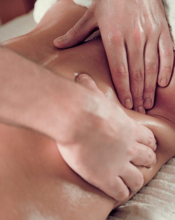 relaxing-back-massage-PABERUY