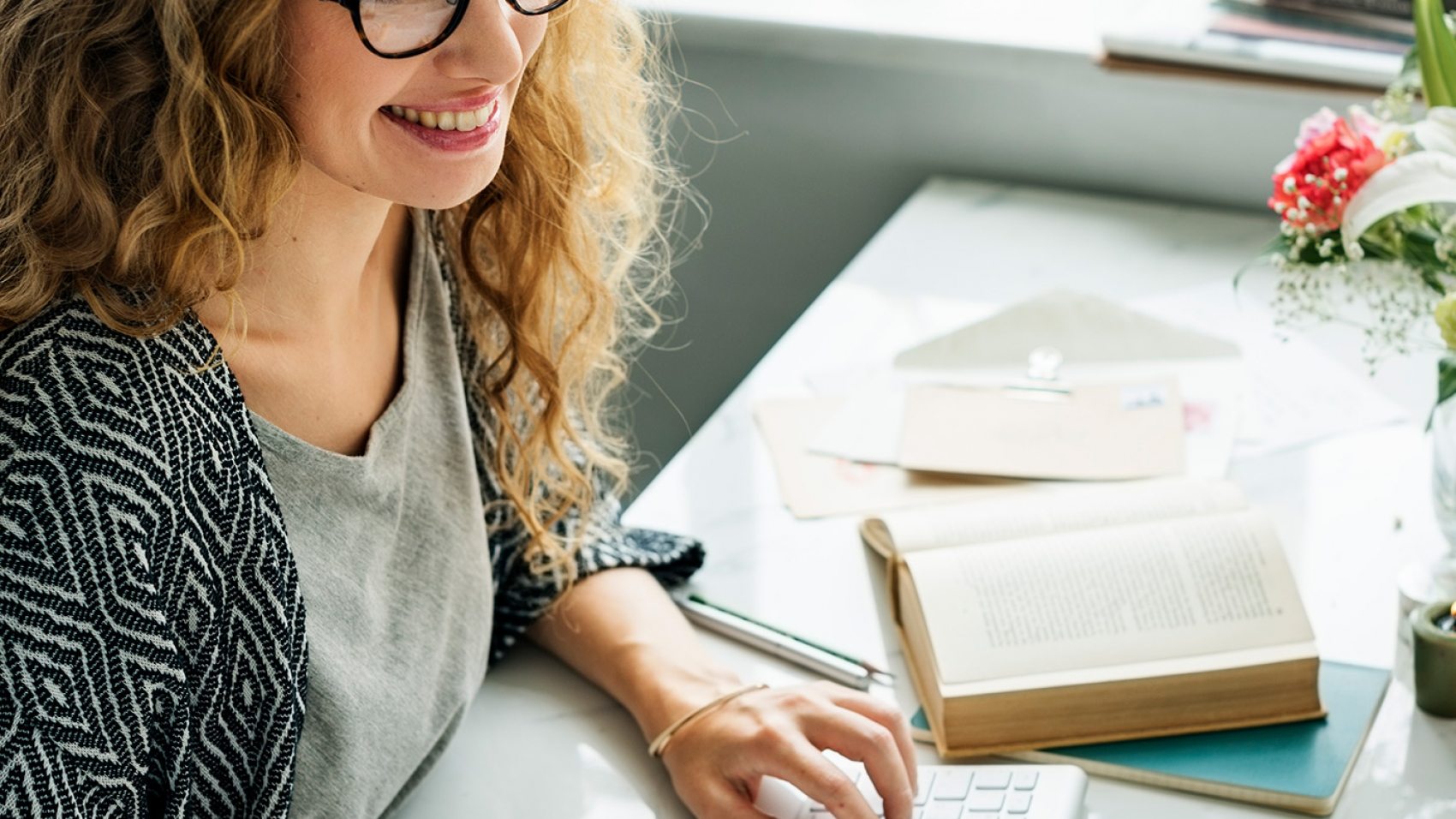 lady-girl-business-career-agenda-data-office-P855EST