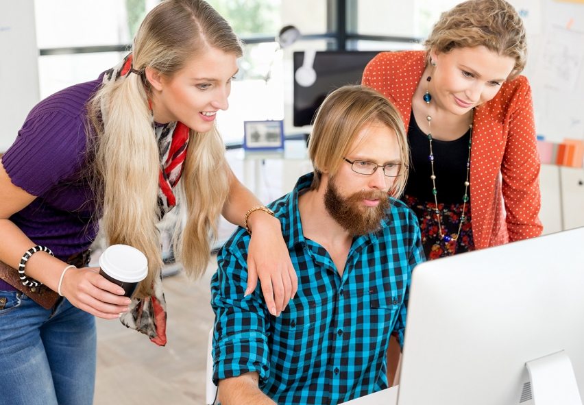 young-office-workers-discussing-PWASTH4