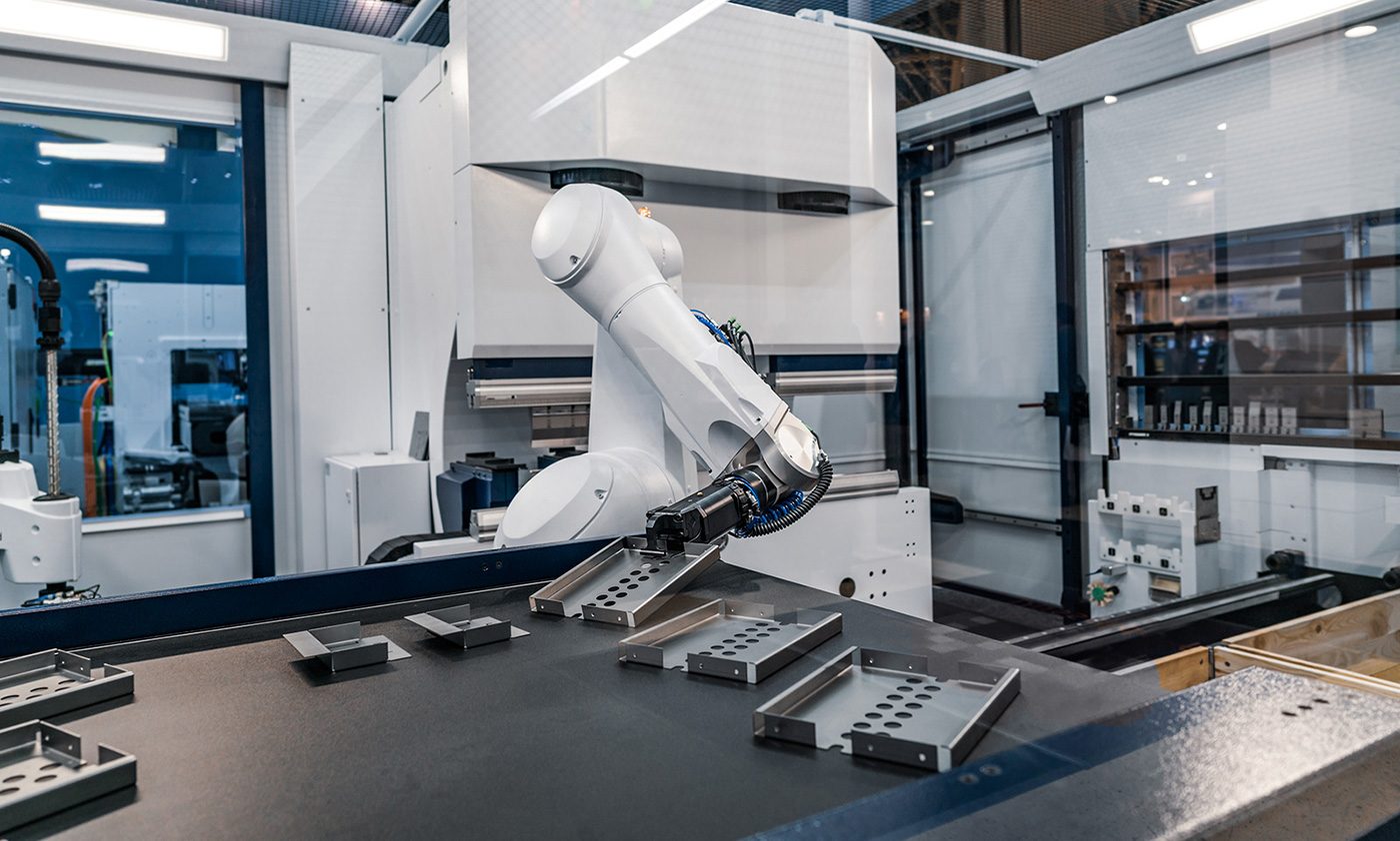robotic-arm-modern-industrial-technology-DUCYZJ7